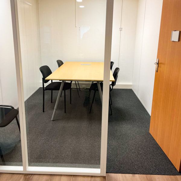 La salle de réunion de JEA avec table et chaises jusqu'à 8 personnes dans un espace privé
